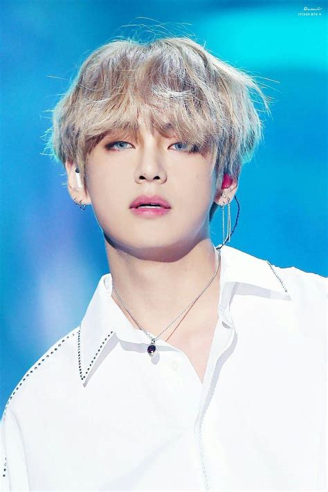 Portrét speváka V (Taehyung) z BTS s vianočnou tematikou