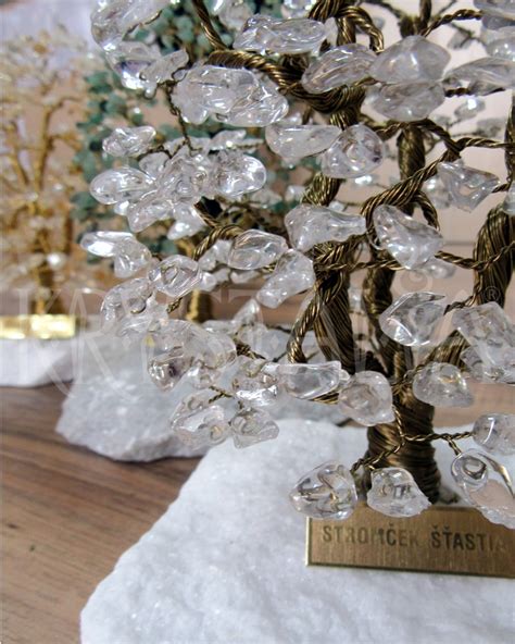 Fotografia stromčeka šťastia z drahých kameňov v interiéri