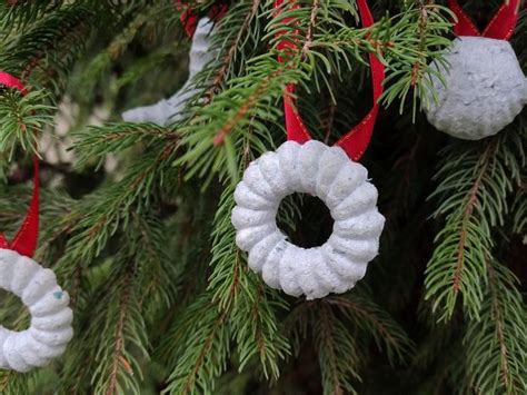 Postup výroby papierovej guľatej ozdoby na stromček