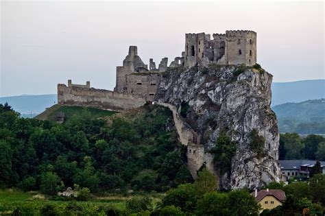 Panoramatický pohľad na hrad Beckov z diaľky