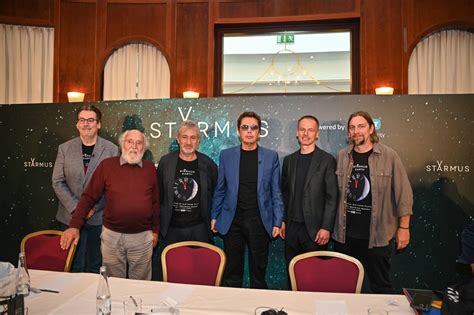 Skupinové foto Ľuboša Zemana s hudobnými interpretmi