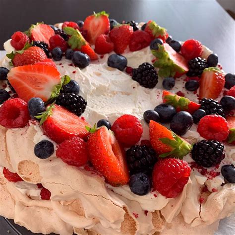 Elegantná Pavlova torta s ovocím