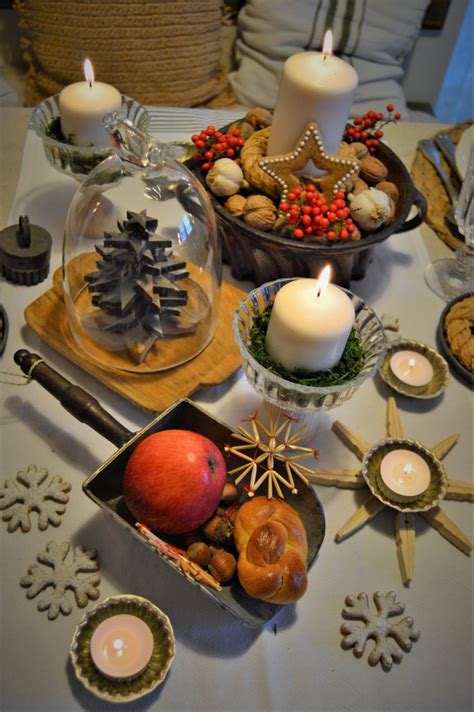 štedrovečerný stôl s tradičnými jedlami a symbolmi