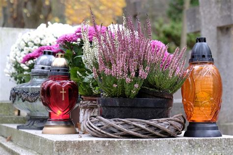 Tematická fotografia výzdoby hrobu s kahancami a kvetmi