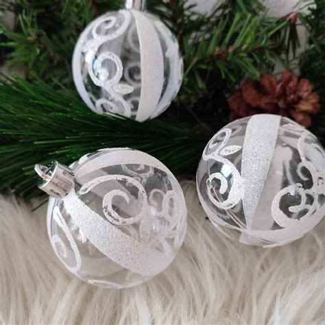 Číre vianočné gule s bielymi trblietavými ornamentmi