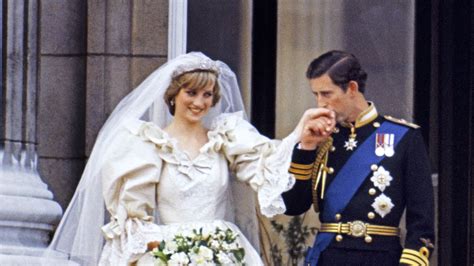 Fotografia rezu zo svadobnej torty princeznej Diany a princa Charlesa