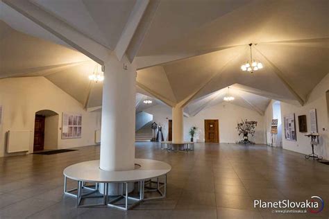 Interiérová fotografia hlavnej sály Sobášneho paláca s pohľadom na emporu