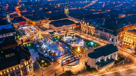 panoráma vianočného trhu vo Vroclave s vysvietenými budovami a vianočným stromčekom