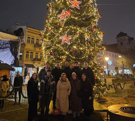 Vianočné posedenie, ľudia sa rozprávajú a usmievajú pri ozdobenom stole