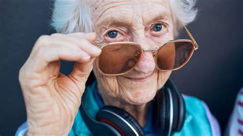 Tematické foto: usmievavá seniorka s vnúčaťom