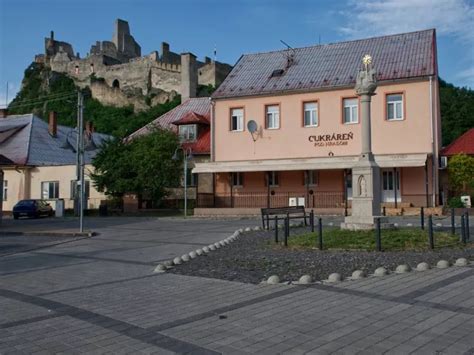 Svadobný pár s hradom Beckov v pozadí