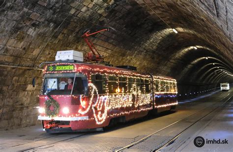 Tematické foto bežcov na silvestrovskom behu s vianočnou výzdobou v pozadí