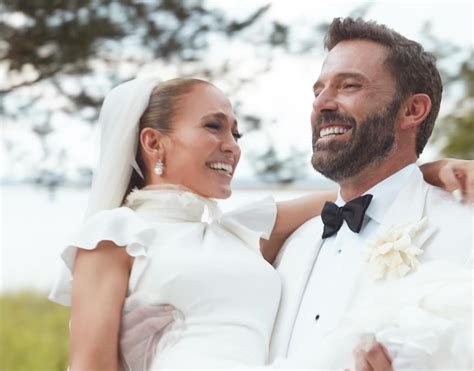 Ben Affleck a Jennifer Lopez v bielych svadobných outfitoch na hostine v Georgii