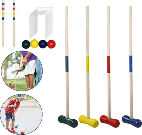 Deti a dospelí hrajúci pétanque a iné vonkajšie hry