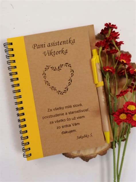 Otvorený tehotenský denník s perom a fotografiami