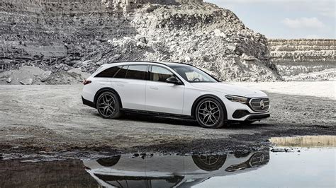 Infografika s technickými špecifikáciami motora a spotreby Mercedes-Benz E-Class All-Terrain