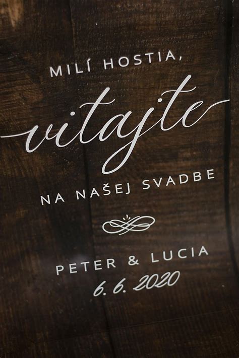 Inšpirácia pre modernú uvítaciu tabuľu na svadbu s minimalistickým dizajnom