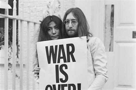 John Lennon a Yoko Ono s bilbordom
