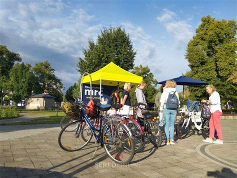 Tematické foto: Skupina cyklistov na výlete v prírode, západ slnka