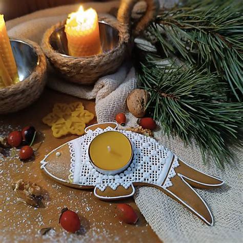 Ilustrácia štedrovečerného stola s tradičnými symbolmi ako kapustnica, ryba, medovník a sviečka.