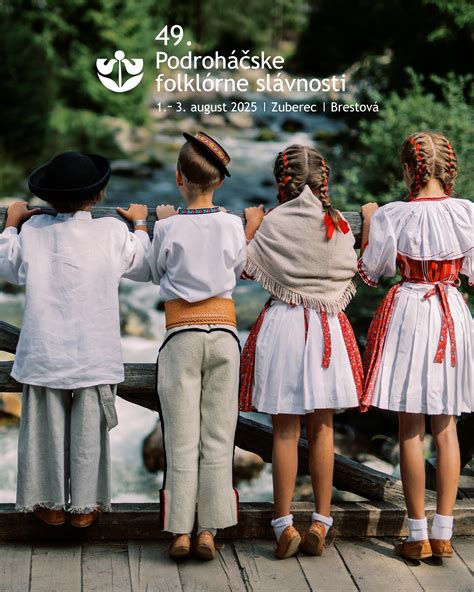 Fotografia z folklórnych slávností s krojmi a tancami