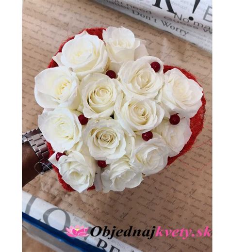 Kytica z umelých kvetov v tvare srdca