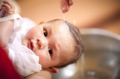 Ilustračná fotografia krstu s rodinou a krstnými rodičmi.