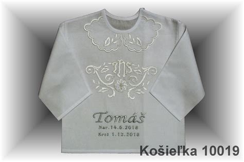 Ukážka personalizovanej košieľky na krst s menom a dátumom.