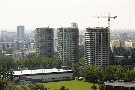 Panoramatický pohľad na moderné rezidenčné veže Tri Veže v Bratislave
