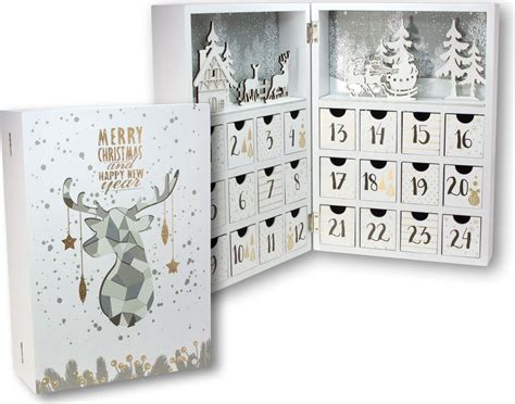 Detailný záber na otvorený adventný kalendár s 30 políčkami a rôznymi tvarmi čokoládových figúrok