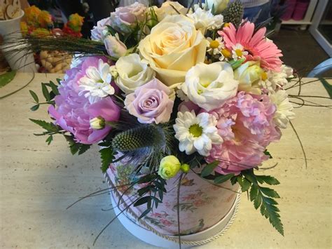 fotografia rôznych druhov kvetov a malých darčekov určených na Deň matiek