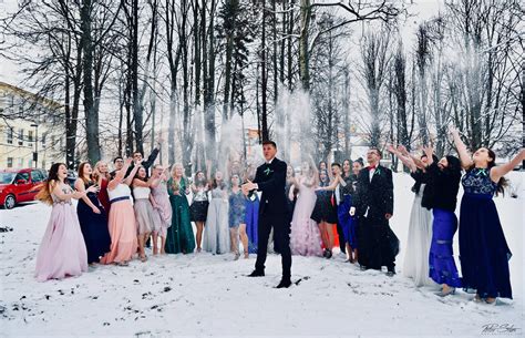 elegantne oblečení študenti na stužkovej slávnosti