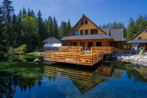 Malebný rezort pri jazere obklopený lesom