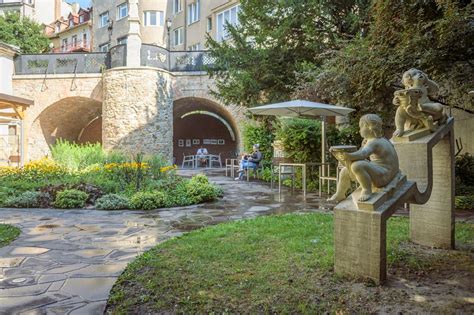 Tematické foto historickej záhrady U Červeného Raka v Bratislave s detailmi opevnenia a zelene