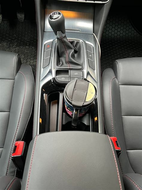 Detailný záber na kyticu s ružami a levanduľou