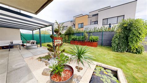 architektonický záber exteriéru reštaurácie Romantik s upravenou záhradou