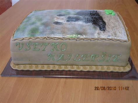 Tematické foto: Kvety, darčeky a meninová torta s nápisom