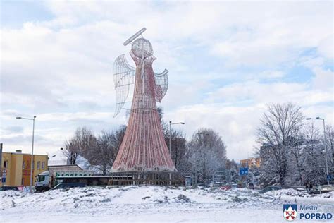 Tematické foto: Dvanásťmetrový vianočný anjel inštalovaný vrtuľníkom v Poprade