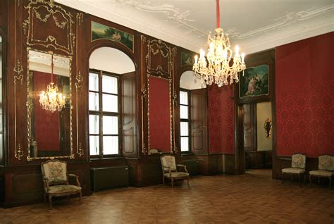 Koláž interiérov historických sál a slávnostne prestretých tabúľ v kaštieľoch