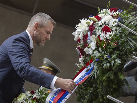 prezident SR Peter Pellegrini kladie veniec pri Pamätníku SNP