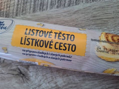 Tematické foto: zrolované lístkové cesto, pripravené na pečenie