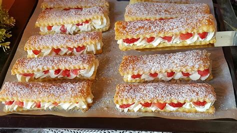 Hotové tyčinky z lístkového cesta s mascarpone krémom a jahodami