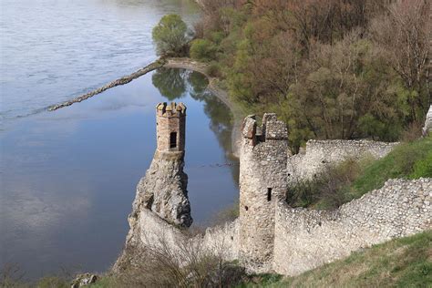 Rečniaci cirkevní alebo štátni predstavitelia na pozadí Devínskeho hradu