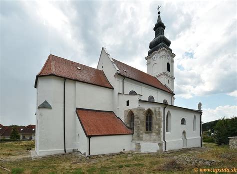 Gotický farský kostol svätého Kríža v Devíne