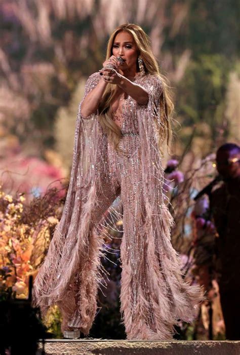 Jennifer Lopez v strieborných šatách na narodeninovej oslave