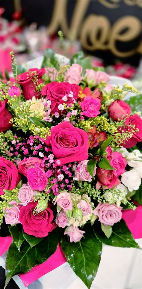 Ilustrácia s kvetmi a srdiečkami, symbolizujúca lásku k mame.