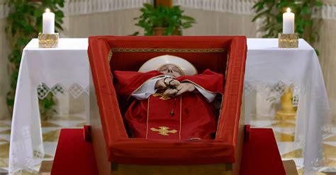 Fotografia biskupa v plnom liturgickom rúchu s omofórom a sakkosom