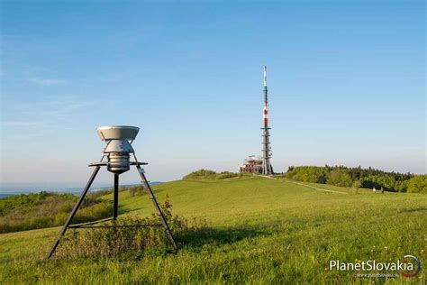 Fotografia veľkej vatry na vrchole Veľkého Polomu s ľuďmi v okolí