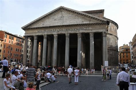 Pantheon v Ríme, pôvodne pohanský chrám, neskôr zasvätený Panne Márii a všetkým svätým mučeníkom.