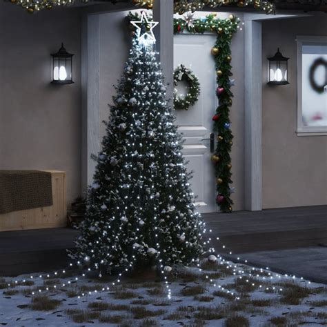 Imitácia vianočného stromčeka na stene vytvorená pomocou LED svetiel